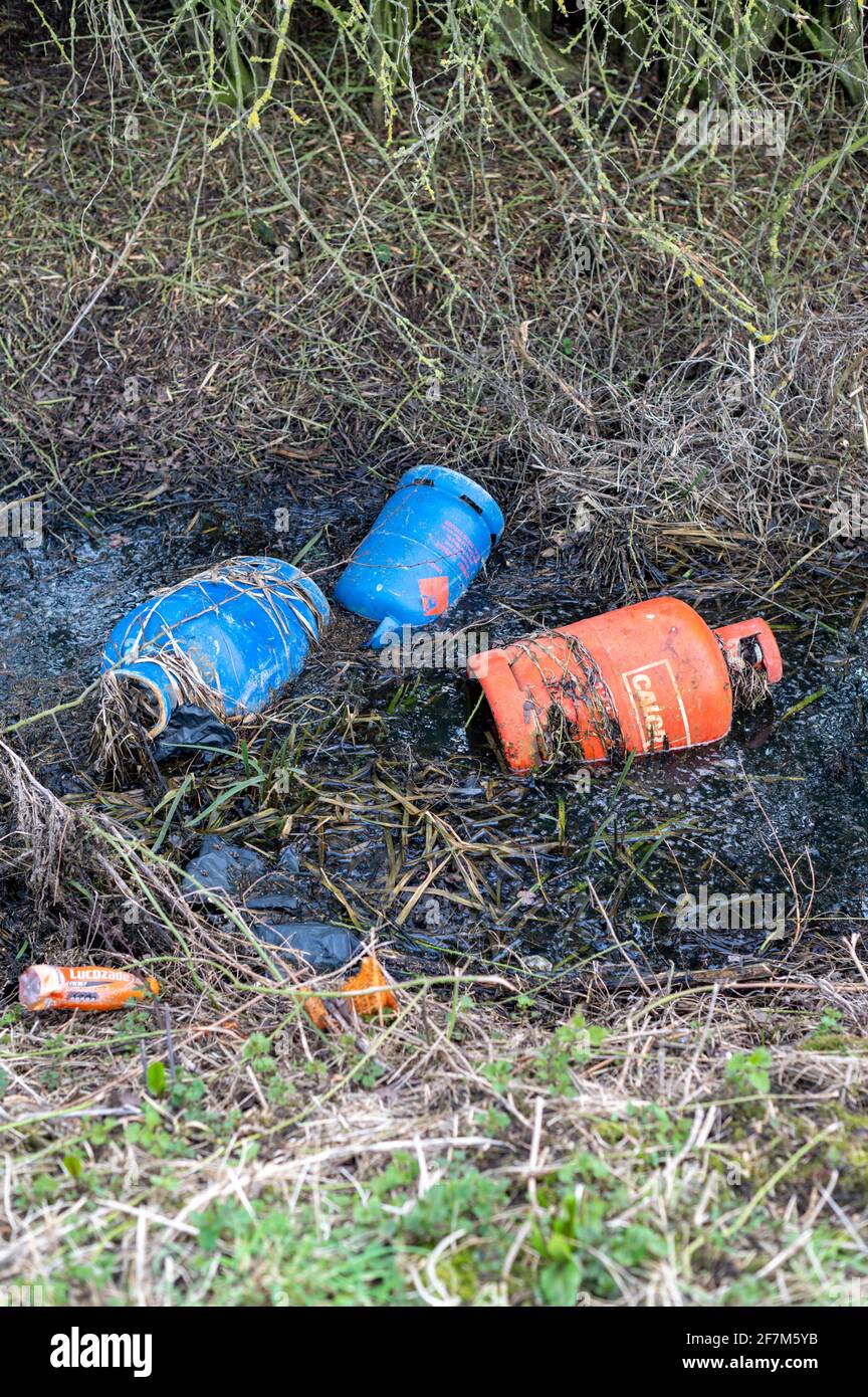 Rifiuti ribaltati e bombole di gas scaricati nel Cambridgeshire Campagna Regno Unito Foto Stock