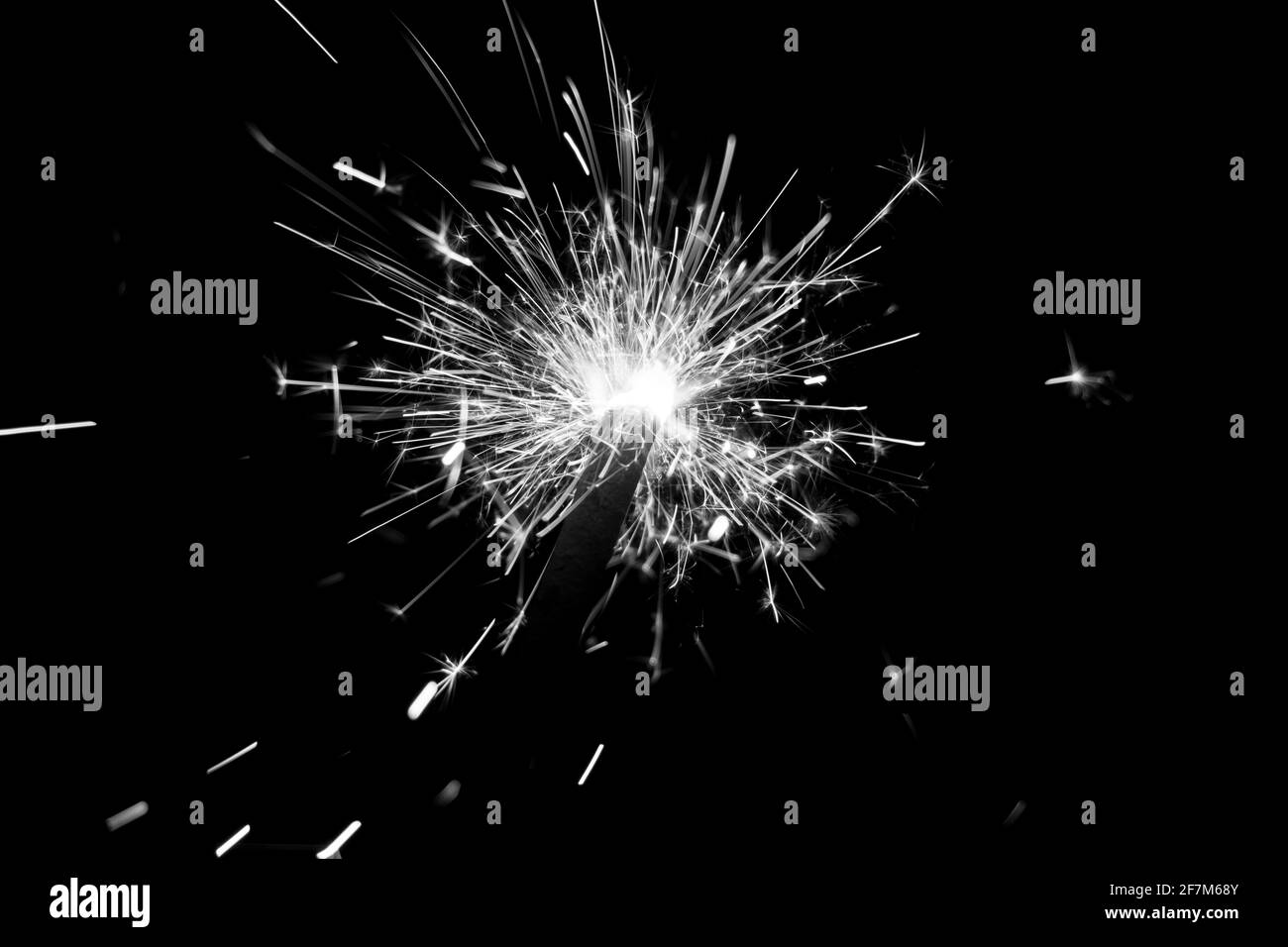 Bianco scintillante conto alla rovescia sul fuoco con spara di scintille glitter. Intrattenimento di lusso, ad esempio la vigilia di Capodanno, l'Independence Day o la festa di compleanno Foto Stock