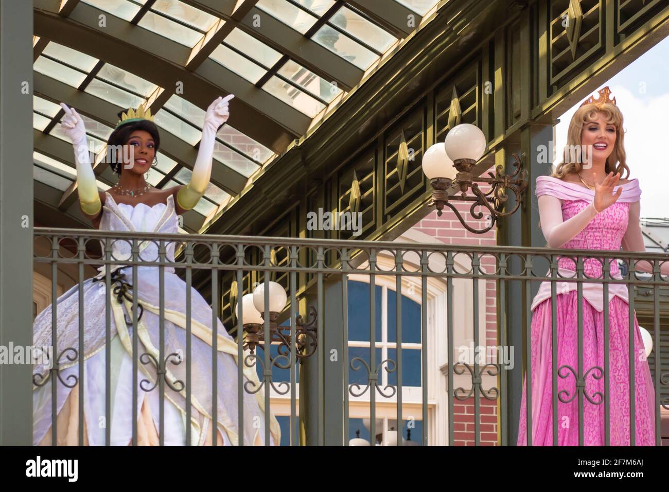 Orlando, Florida. 04 agosto 2020. Tinker Bell sulla bella sfilata galleggiante a Magic Kingdom (356) Foto Stock