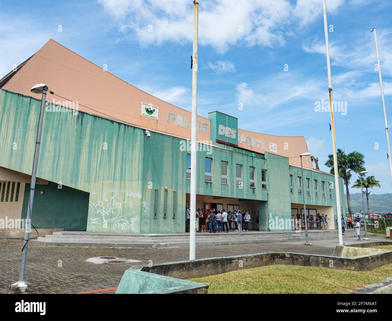 Le palais des sport du Lamentin en Martinique a été trasformé en centre de vaccination intensif depuis le week-end pascal. Foto Stock