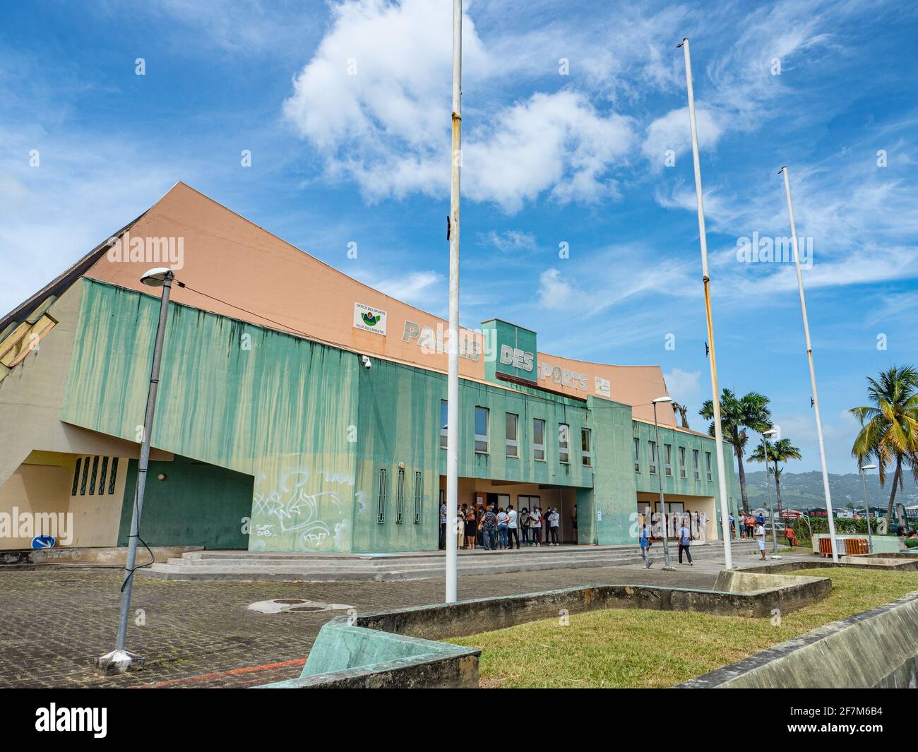 Le palais des sport du Lamentin en Martinique a été trasformé en centre de vaccination intensif depuis le week-end pascal. Foto Stock