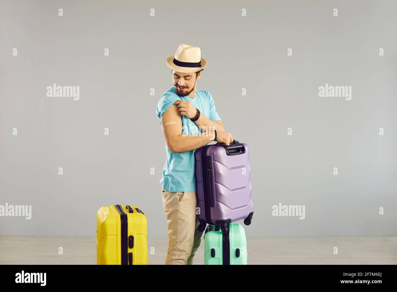 Soddisfatto vaccinato turista maschile in corso di un lungo attesissimo viaggio dopo la pandemia coronavirus. Foto Stock