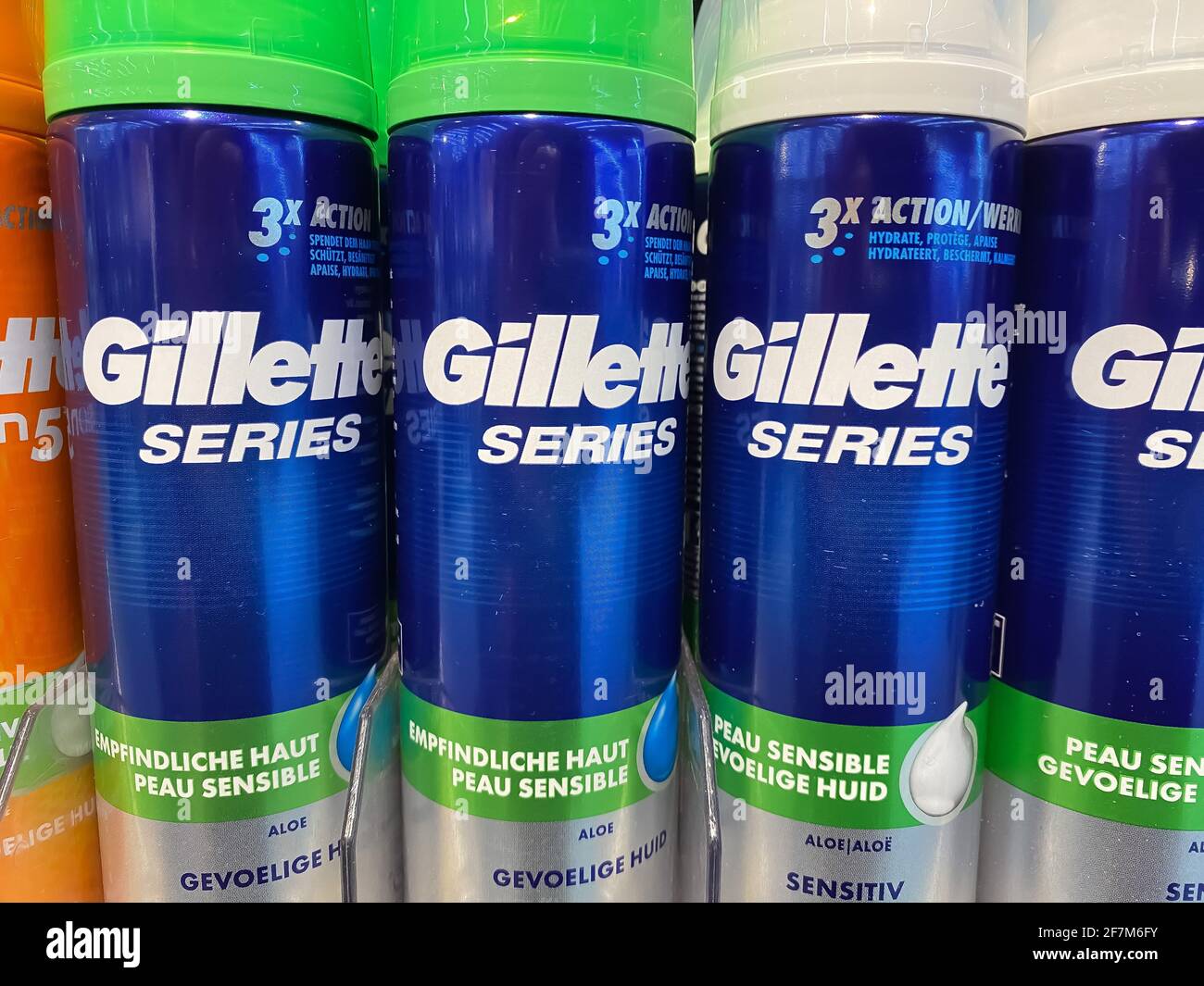 Viersen, Germania - 1 marzo. 2021: Closeup di barattoli in schiuma da barba con scritta gillette logo sullo scaffale del supermercato tedesco Foto Stock