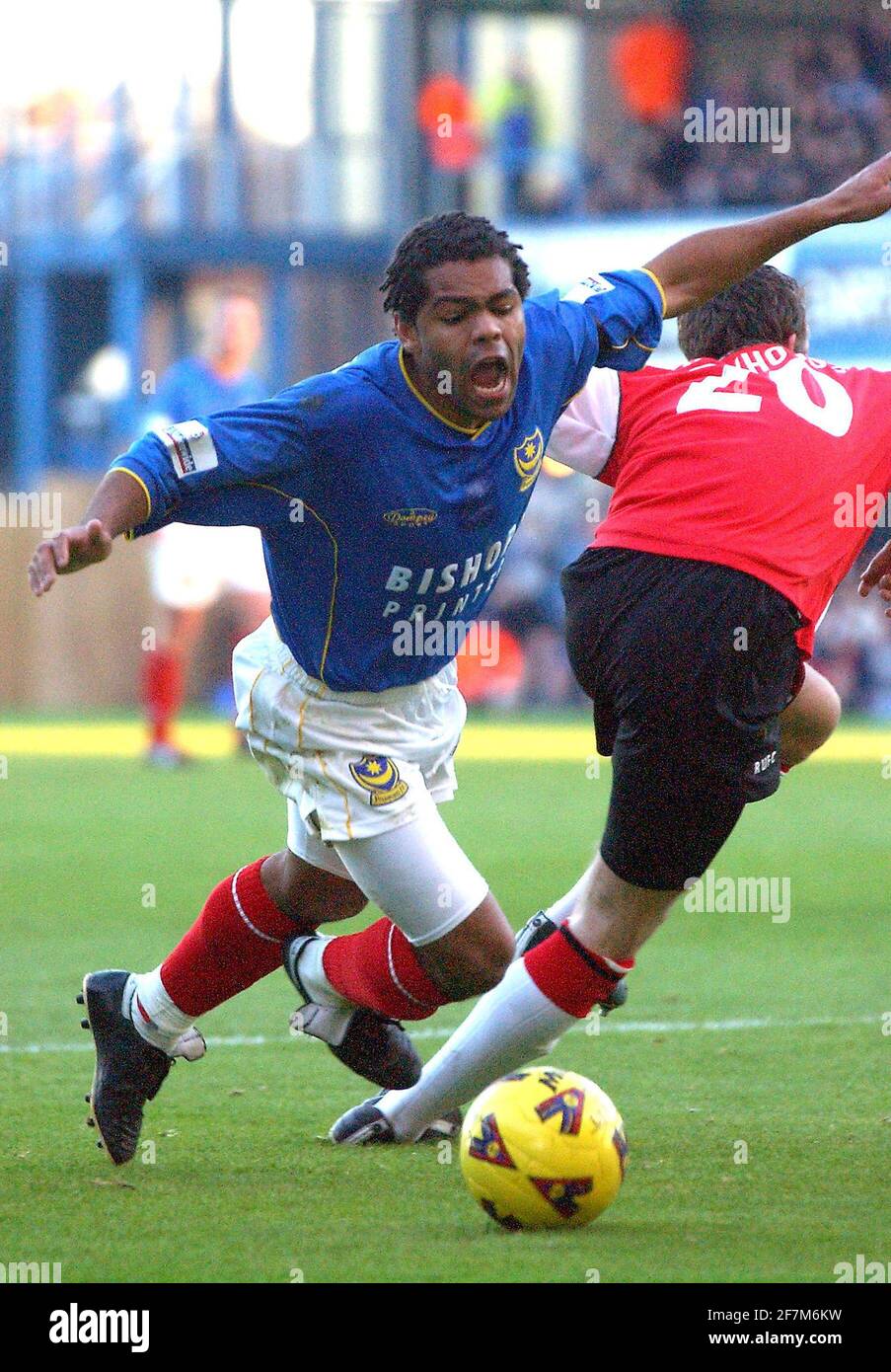 PORTSMOUTH V ROTHERHAM KEVIN HARPER SI TUFFA NELLA ZONA DI PENALITÀ E VIENE INVIATO FUORI COME RISULTATO. PIC MIKE WALKER 2002 Foto Stock