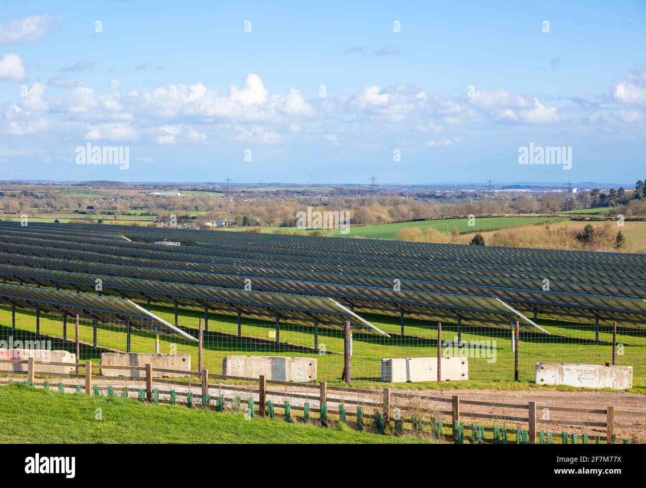Un array solare di pannelli solari in un fotovoltaico solare (PV) sistema di energia solare farm uk East Midlands GB UK Europa Foto Stock