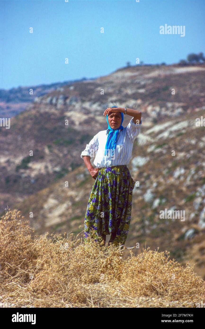 Donna con abito tradizionale tacchino centrale. Foto Stock