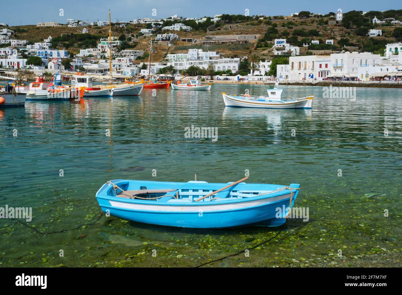 Barca da pesca greca nel porto di Mykonos Foto Stock