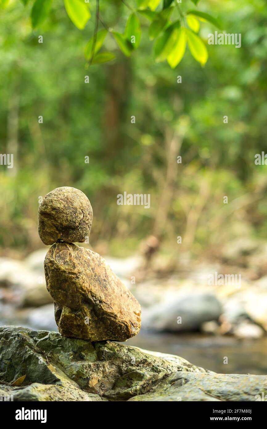 Rocce accatastate accanto al torrente nella foresta Foto Stock
