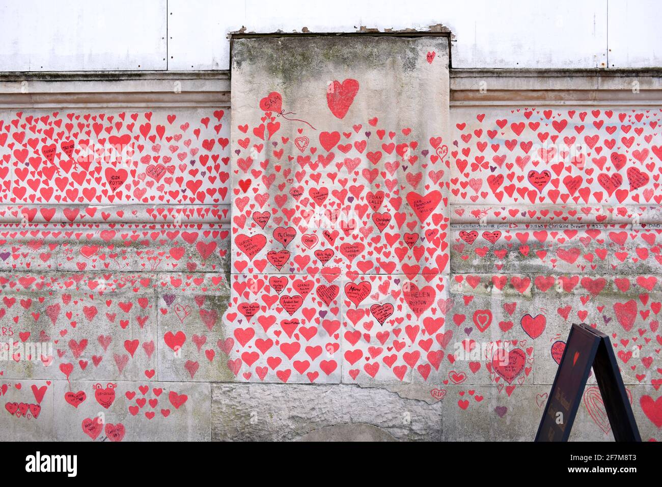 Londra, 2021 aprile: Il National Covid Memorial Wall fuori St Thomas' Hospital sul percorso Albert Embankment vicino al Tamigi a Londra Foto Stock
