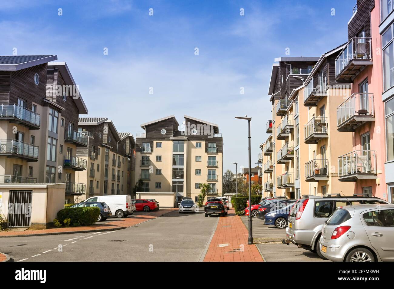 Barry, Galles - Marzo 2021: Appartamenti in un nuovo sviluppo di alloggi sulla terra intorno alle vecchie banchine di Barry Foto Stock