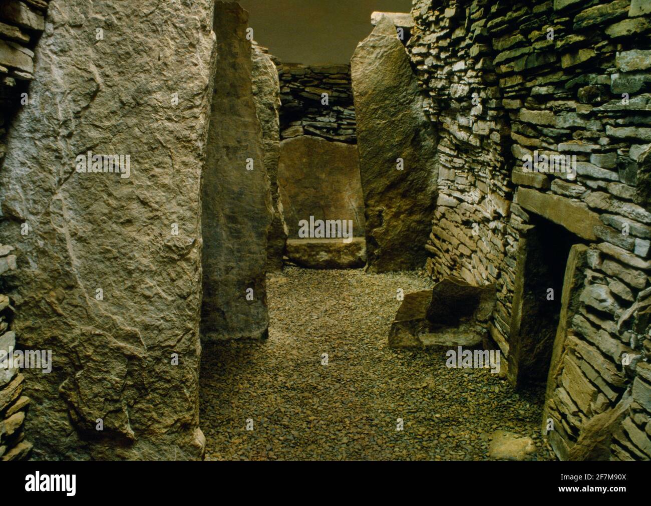 Vista interna se di Unstan Neolitico chambered Cairn, Orkney, Scozia, UK, che mostra coppie di lastre verticali che dividono la camera principale in 3 stalli. Foto Stock