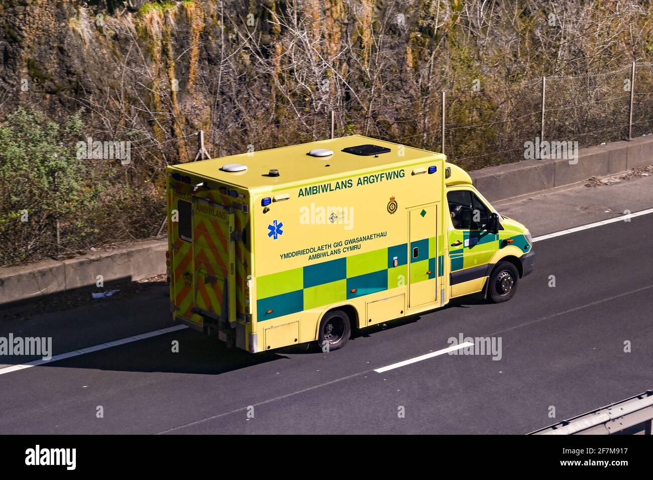 Cardiff, Galles - Aprile 2021: Vista aerea di un'ambulanza che guida su una strada a doppia carreggiata. Foto Stock