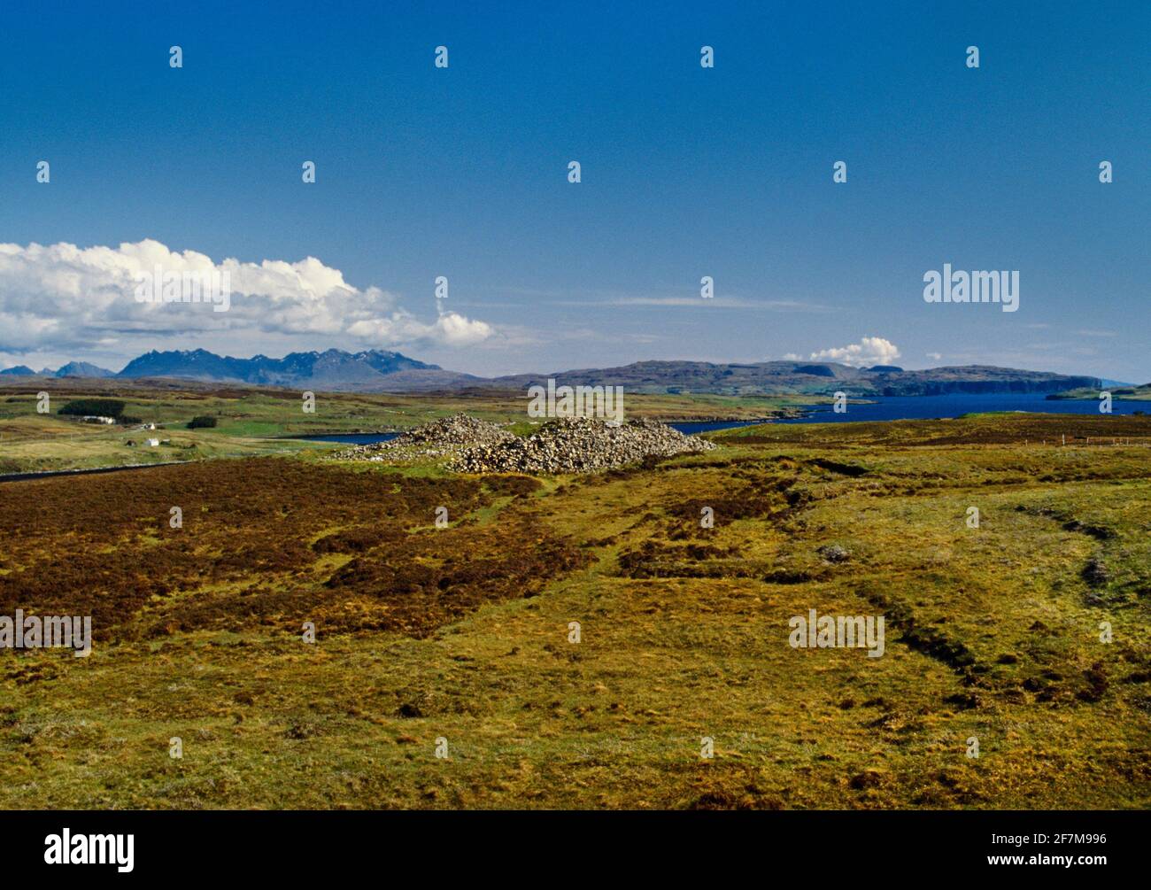 Vatten neolitico chambered cairns, Isola di Skye, Scozia, UK, guardando SSE a Loch Caroy e le colline di Cuillin: Curbed Ebridi giro cairns. Foto Stock