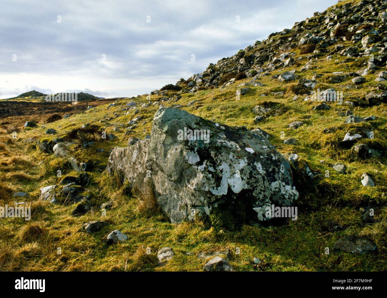 Vatten Neolitico chambered cairns, Isola di Skye, Scozia, UK, guardando S ad un grande marciapiede sul lato e della N cairn con la S cairn alla parte posteriore. Foto Stock