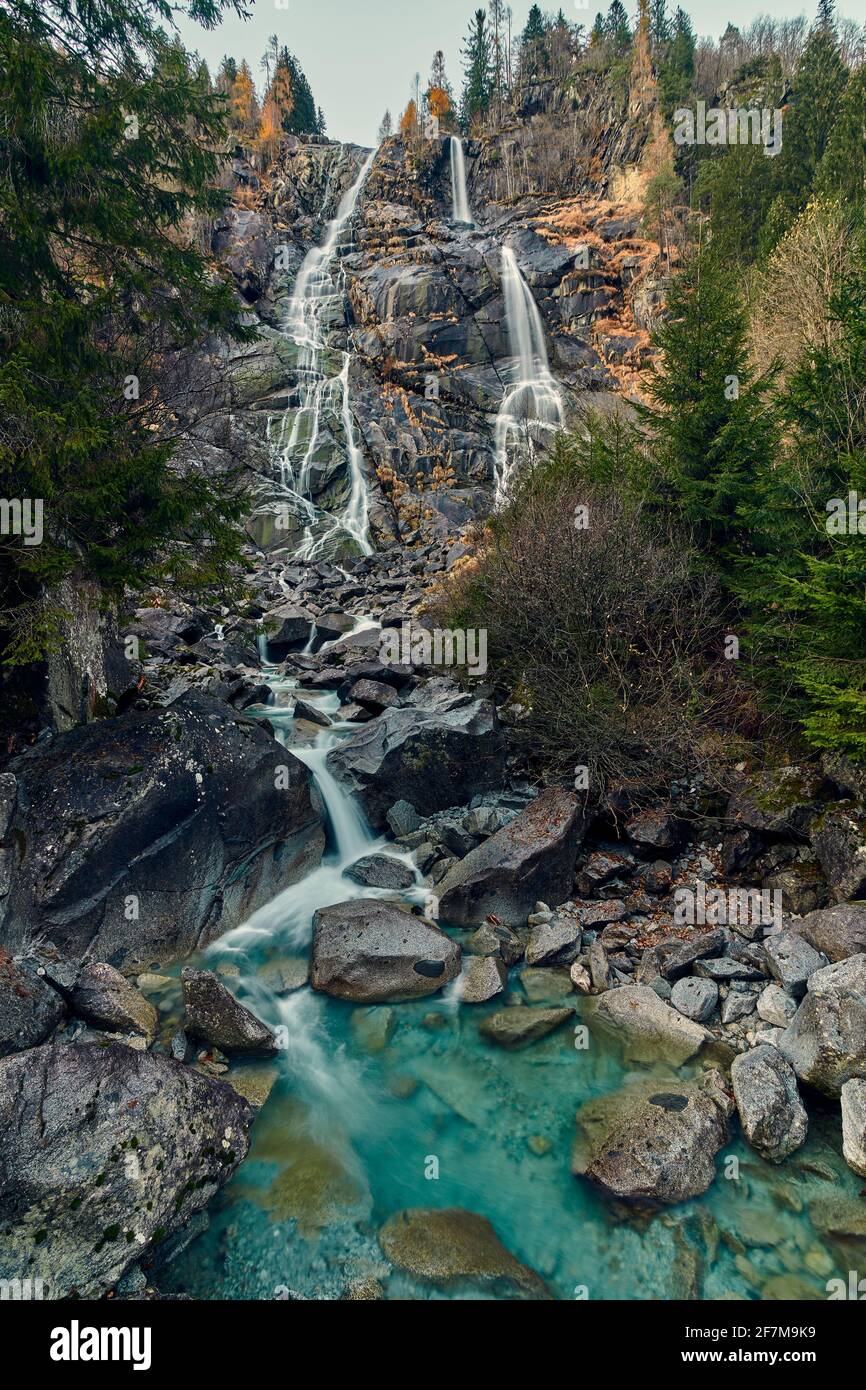 Bella cascata Vallesinella a Madonna di Campiglio in autunno, Parco Nazionale Adamello-Brenta Italia, Trentino Alpi Dolomiti Foto Stock