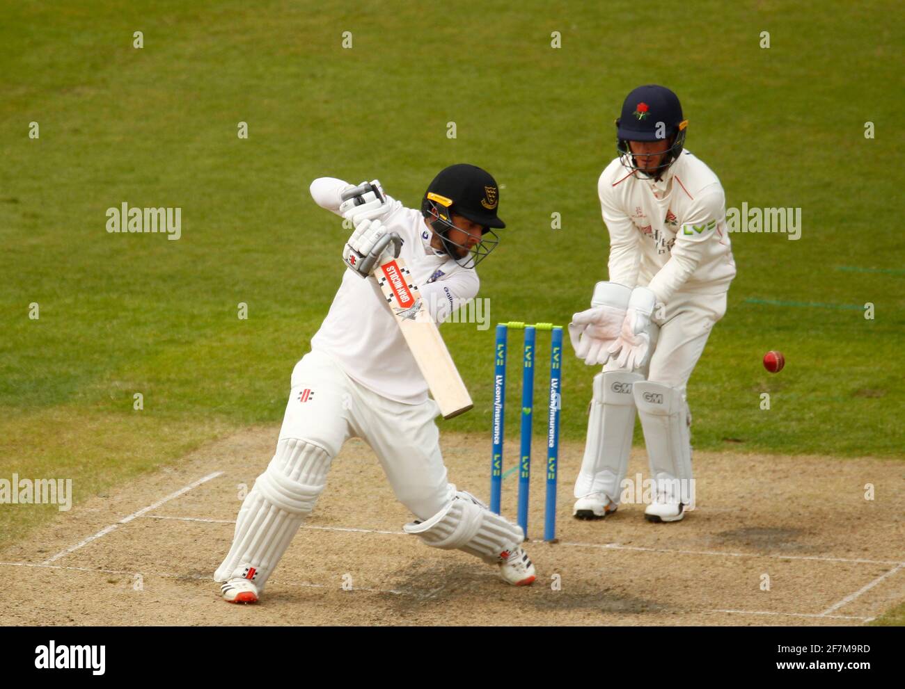 Manchester, Regno Unito. 8 Aprile 2021: Cricket della Contea Inglese, Lancashire contro Sussex; Tom Haines del Sussex gioca un taglio al off-side come il guardiano del Lancashire Alex Davies guarda sopra Foto Stock