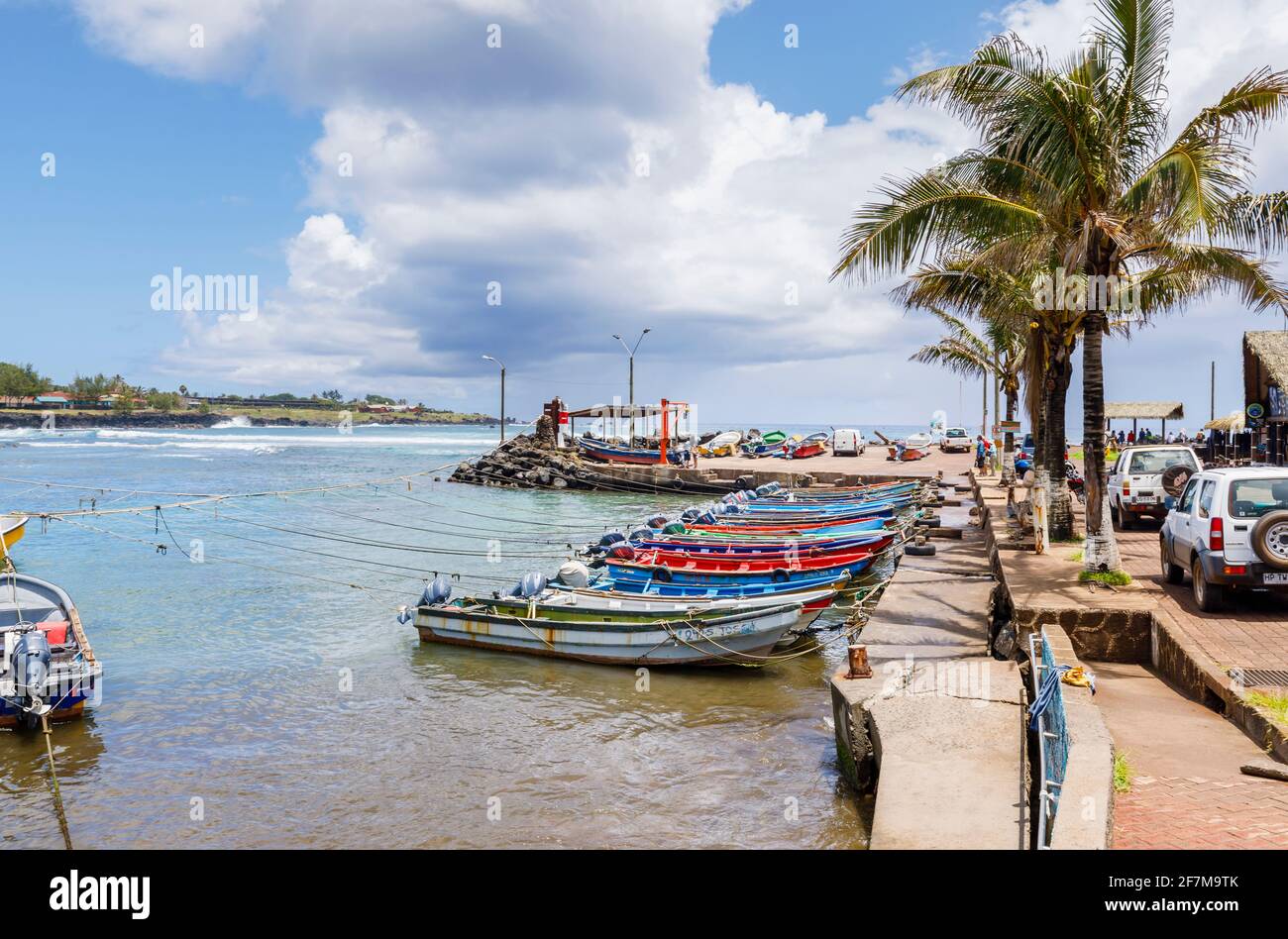 Piccole barche da pesca in legno ormeggiate nel porto di Hanga Roa, la città principale sull'isola di Pasqua (Rapa Nui), Cile Foto Stock