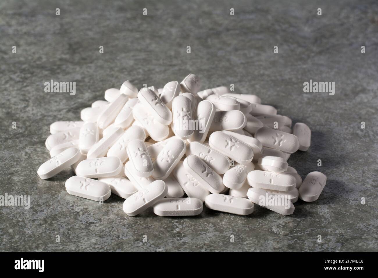 Un mucchio di pillole di bianco Foto Stock