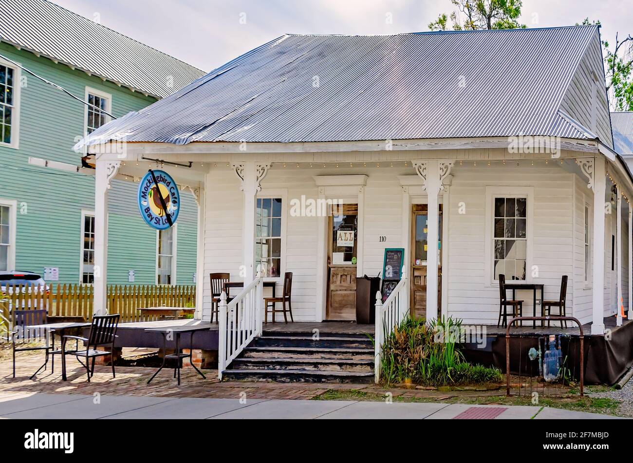 Il Mockingbird Cafe è raffigurato, 3 aprile 2021, a Bay Saint Louis, Mississippi. La caffetteria e il cafe' sono stati aperti nel 2006 dopo l'uragano Katrina. Foto Stock