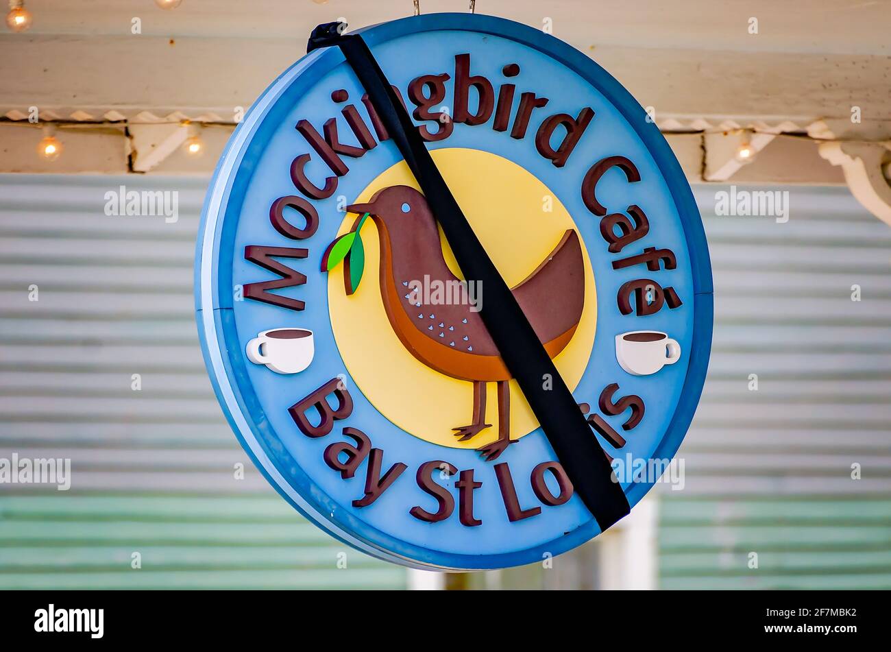 Il cartello del Mockingbird Cafe è raffigurato, il 3 aprile 2021, a Bay Saint Louis, Mississippi. La caffetteria e il cafe' sono stati aperti nel 2006 dopo l'uragano Katrina. Foto Stock