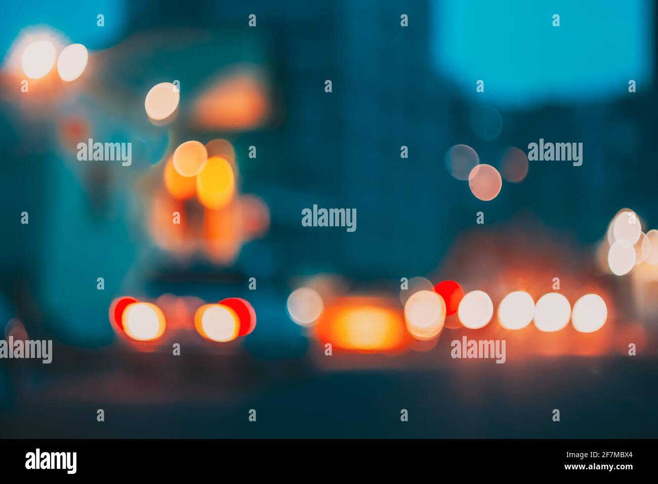 Sfondo sfocato con luci del traffico crepuscolo. Night Street Lights out of Focus Bokeh background Abstract sfondo. Messa a fuoco morbida strada astratta sfocata Foto Stock