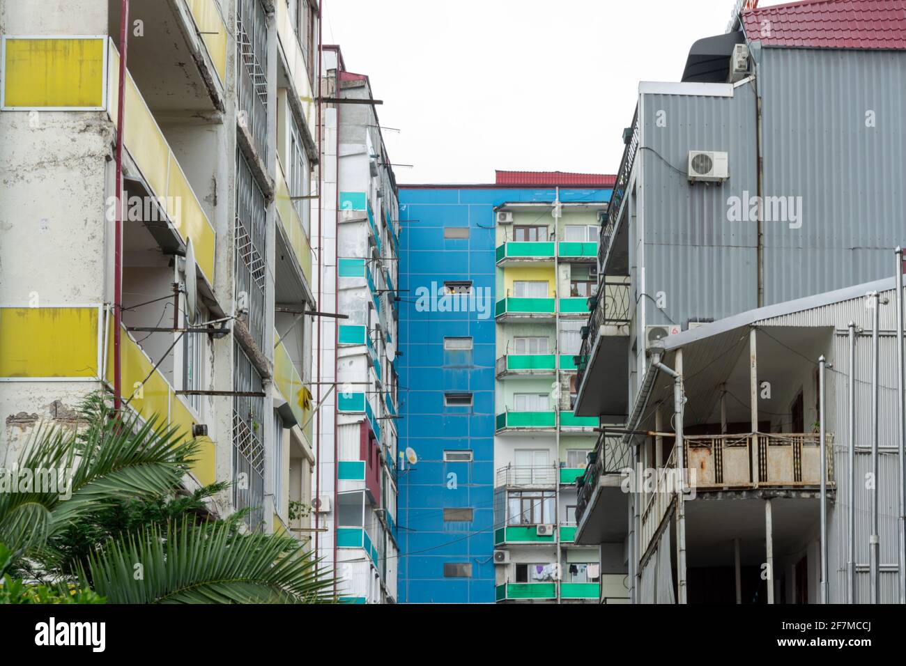 Dettagli di edifici residenziali di massa con file di balconi strettamente posti, Batumi, Georgia Foto Stock