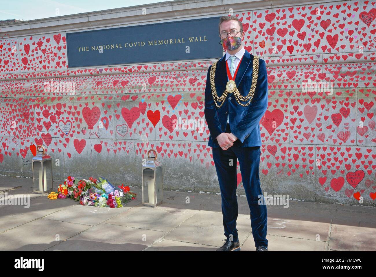 Londra (UK), 8 aprile 2021: Il Sindaco di Lambeth, Philip Normal, visita il National Covid Memorial Wall completato. Ha detto 'è stato incredibilmente commovente a. Foto Stock