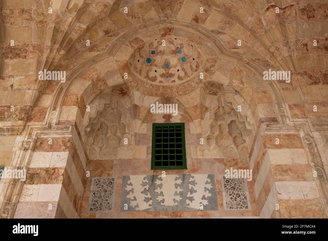 Ornamento in stile Mamluk all'ingresso della Madrasa al-Ashrafiyya una struttura islamica costruita nel 1480-1482 dal sultano Mamluk al-Ashraf Qaytbay sul lato occidentale del Monte del Tempio conosciuto come il Santuario Nobile e ai musulmani come l'Haram esh-Sharif nella città vecchia di Gerusalemme Est Israele Foto Stock