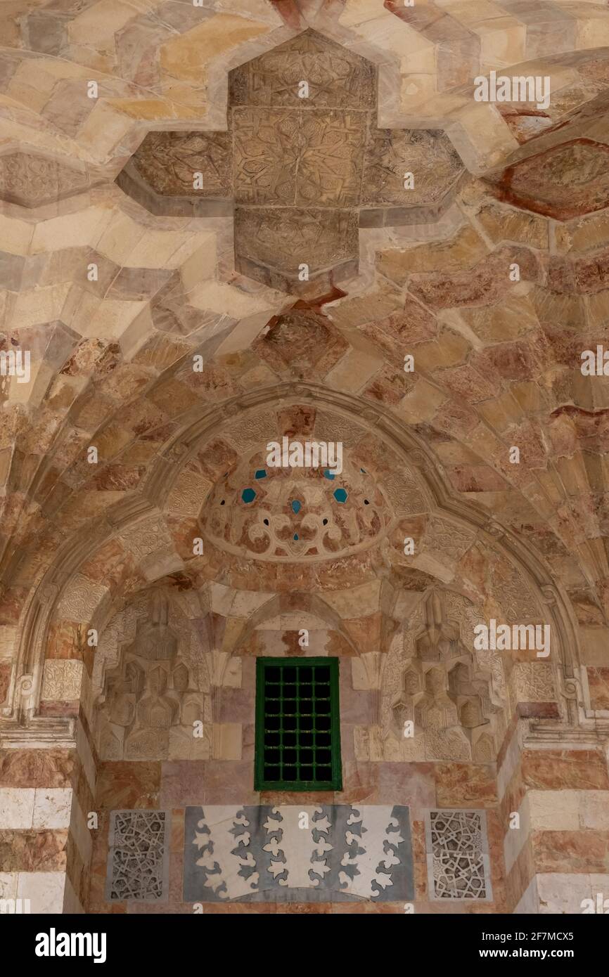 Ornamento in stile Mamluk all'ingresso della Madrasa al-Ashrafiyya una struttura islamica costruita nel 1480-1482 dal sultano Mamluk al-Ashraf Qaytbay sul lato occidentale del Monte del Tempio conosciuto come il Santuario Nobile e ai musulmani come l'Haram esh-Sharif nella città vecchia di Gerusalemme Est Israele Foto Stock