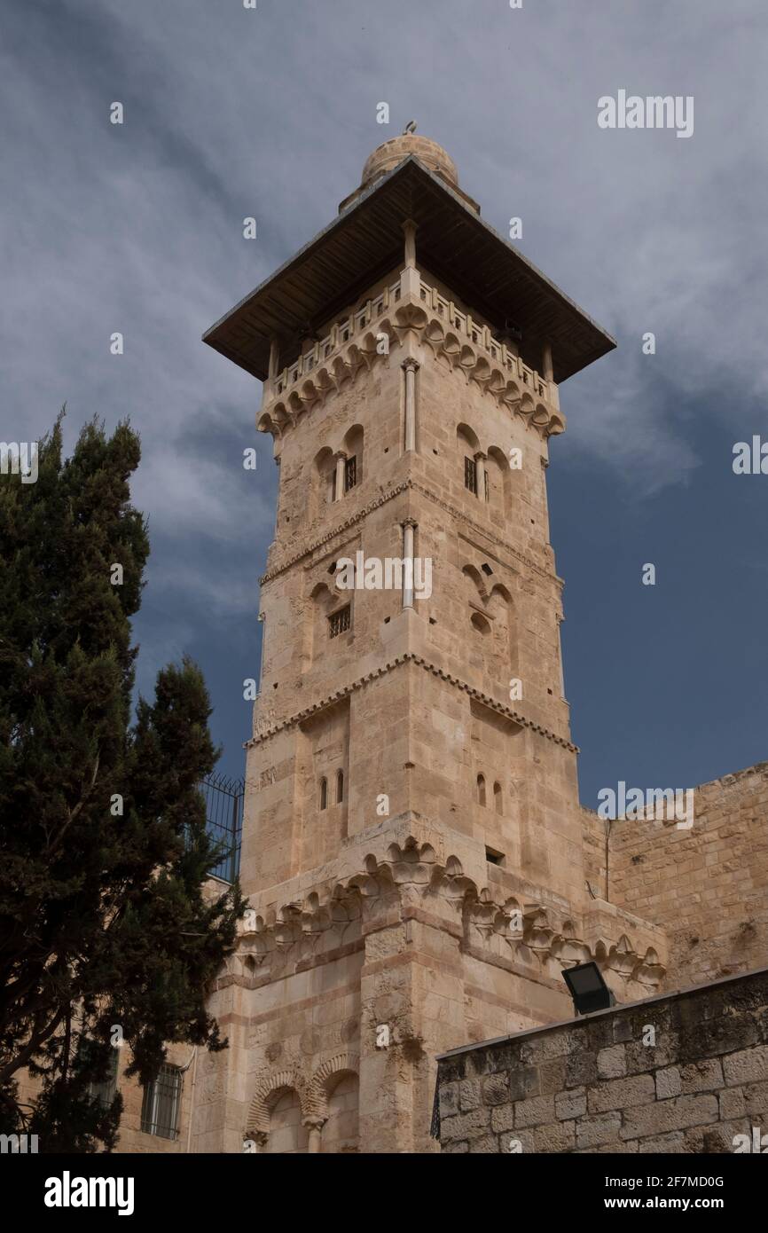 Vista del minareto di Ghawanima del XII secolo (Minareto di Bani Ghanim) Uno dei quattro minareti che circondano il Monte del Tempio conosciuto Ai musulmani come Haram esh-Sharif e al Aqsa Composto nella città vecchia est Gerusalemme Israele Foto Stock