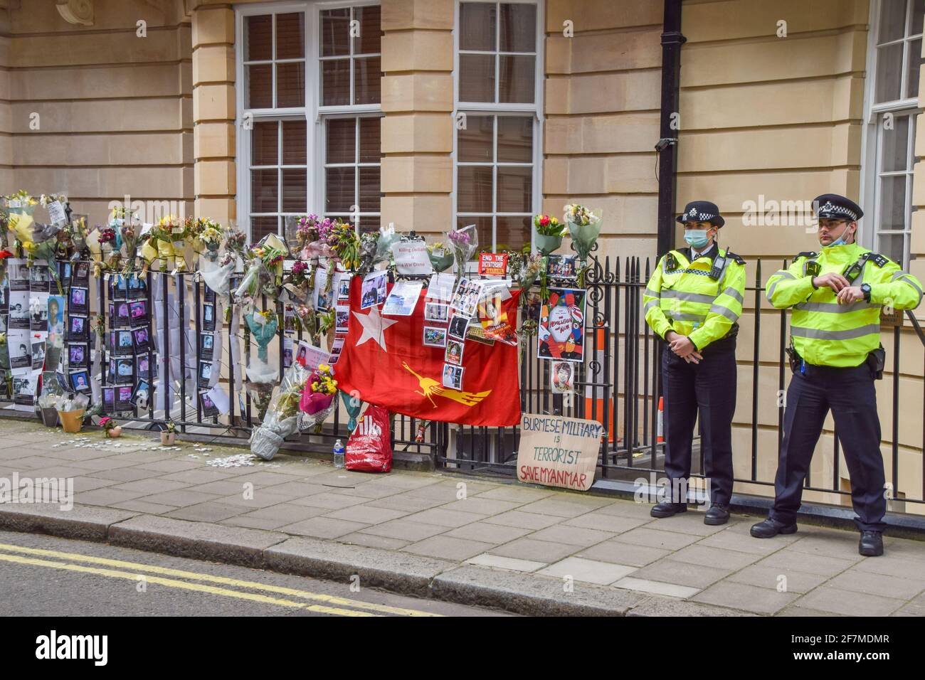 Londra, Regno Unito. 8 aprile 2021. La polizia si trova al di fuori dell'ambasciata del Myanmar a Londra. L'ambasciatore del Myanmar nel Regno Unito, Kyaw Zwar Minn, è stato escluso dall'ambasciata di Mayfair, che ha descritto come un 'colpo di stato'. (Foto di Vuk Valcic/SOPA Images/Sipa USA) Credit: Sipa USA/Alamy Live News Foto Stock