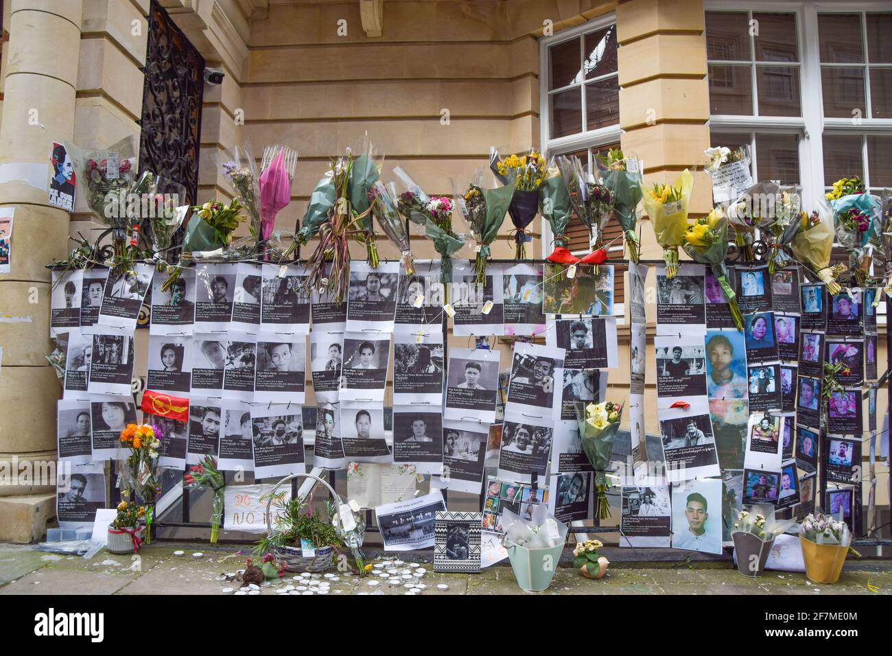 Londra, Regno Unito. 8 aprile 2021. Fiori e fotografie di persone che sono morte nelle proteste viste fuori dall'ambasciata del Myanmar a Londra. L'ambasciatore del Myanmar nel Regno Unito, Kyaw Zwar Minn, è stato escluso dall'ambasciata di Mayfair, che ha descritto come un 'colpo di stato'. Credit: SOPA Images Limited/Alamy Live News Foto Stock