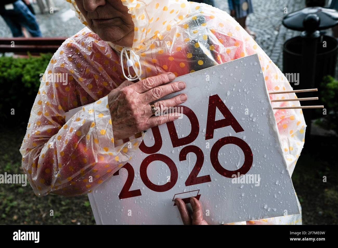 Una signora anziana con un cartello che dice 'DUDA 2020' visto sotto la pioggia. L'ultimo giorno della campagna presidenziale in Polonia. La gente aspettava l'incontro con il polacco presidente Andrzej Duda, che ha anche corso alle elezioni. Foto Stock