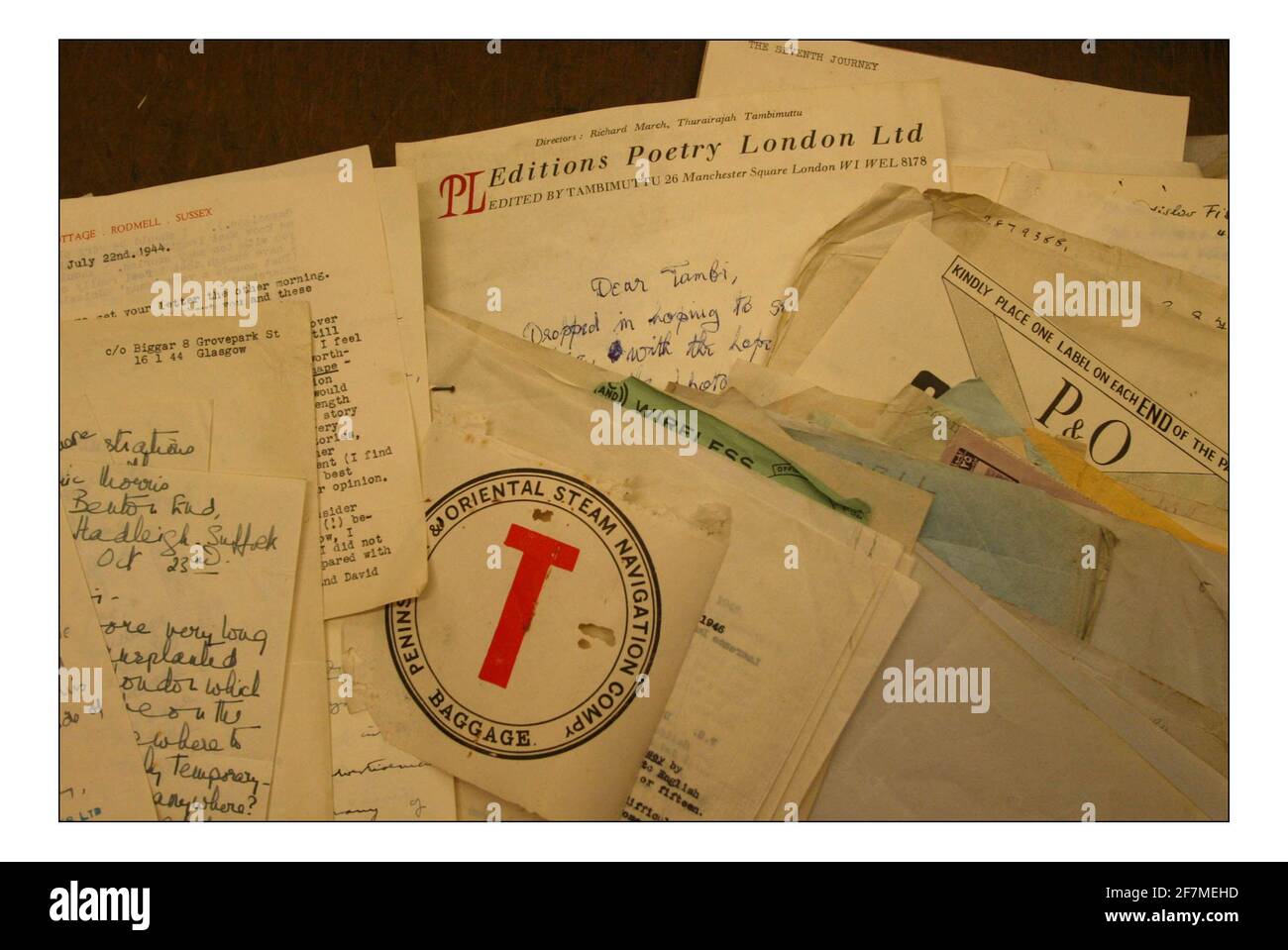 Fotografato nella British Library Christopher Fletcher con la collezione di Meary James Tambimuttu.Pic DAVID SANDISON. 24/2/2005 Foto Stock
