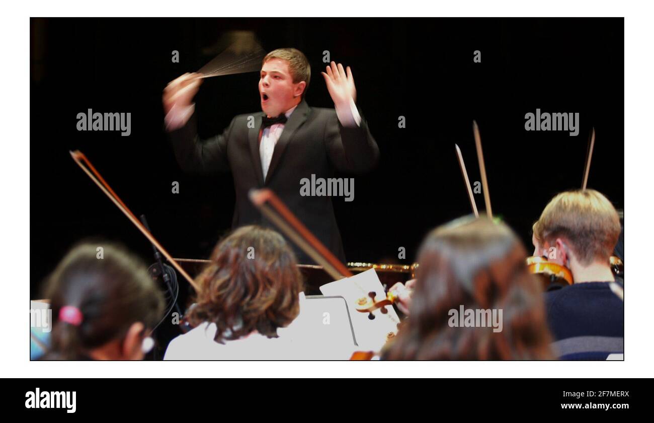 2004 ° anniversario Scuole Prom 30.... Mathew Ryan di 14 anni di Bolton prende il suo Baton come il più giovane direttore di Land of Hope e Glory.pic David Sandison 8/11/2004 Foto Stock