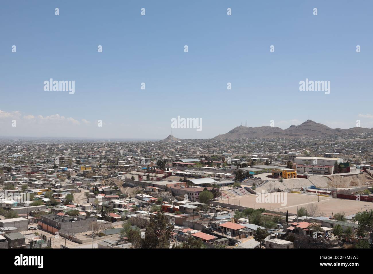 Fotografia panoramica della città di confine Juarez, Chihuahua Stato, Messico paese con una popolazione di 1501551 è confine con El Paso, Texas, Stati Uniti, ha tre ponti internazionali, Paso del Norte International Bridge, Cordova Americas International Bridge, Zaragoza International Bridge, nel periodo 2008 2013 fu una delle città più pericolose del mondo Foto Stock