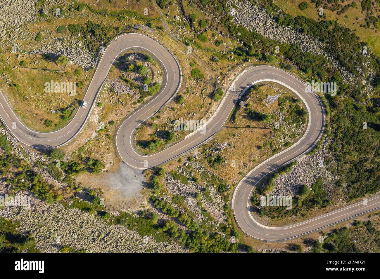 Vista aerea di una strada curvilinea che salirà sul passo di Bonaigua nei Pirenei spagnoli (Pallars Sobrià, Catalogna, Spagna, Pirenei) Foto Stock