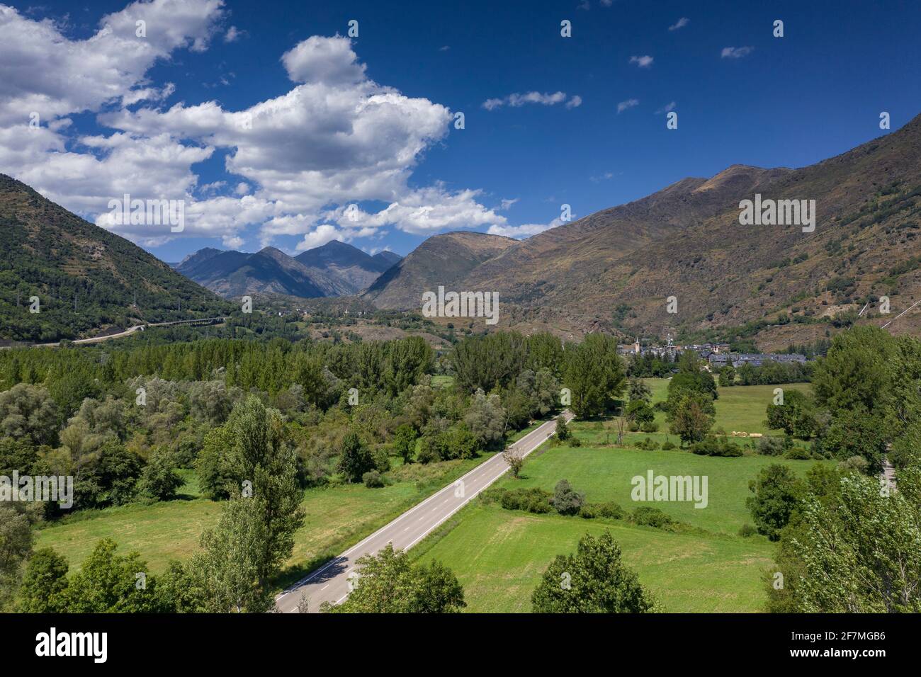 Veduta aerea della valle dell'Esterri d'Àneu (Pallars Sobirà, Catalogna, Spagna, Pirenei) ESP: Vista aérea de los alrededores de Esterri d'Àneu (Pirineos) Foto Stock