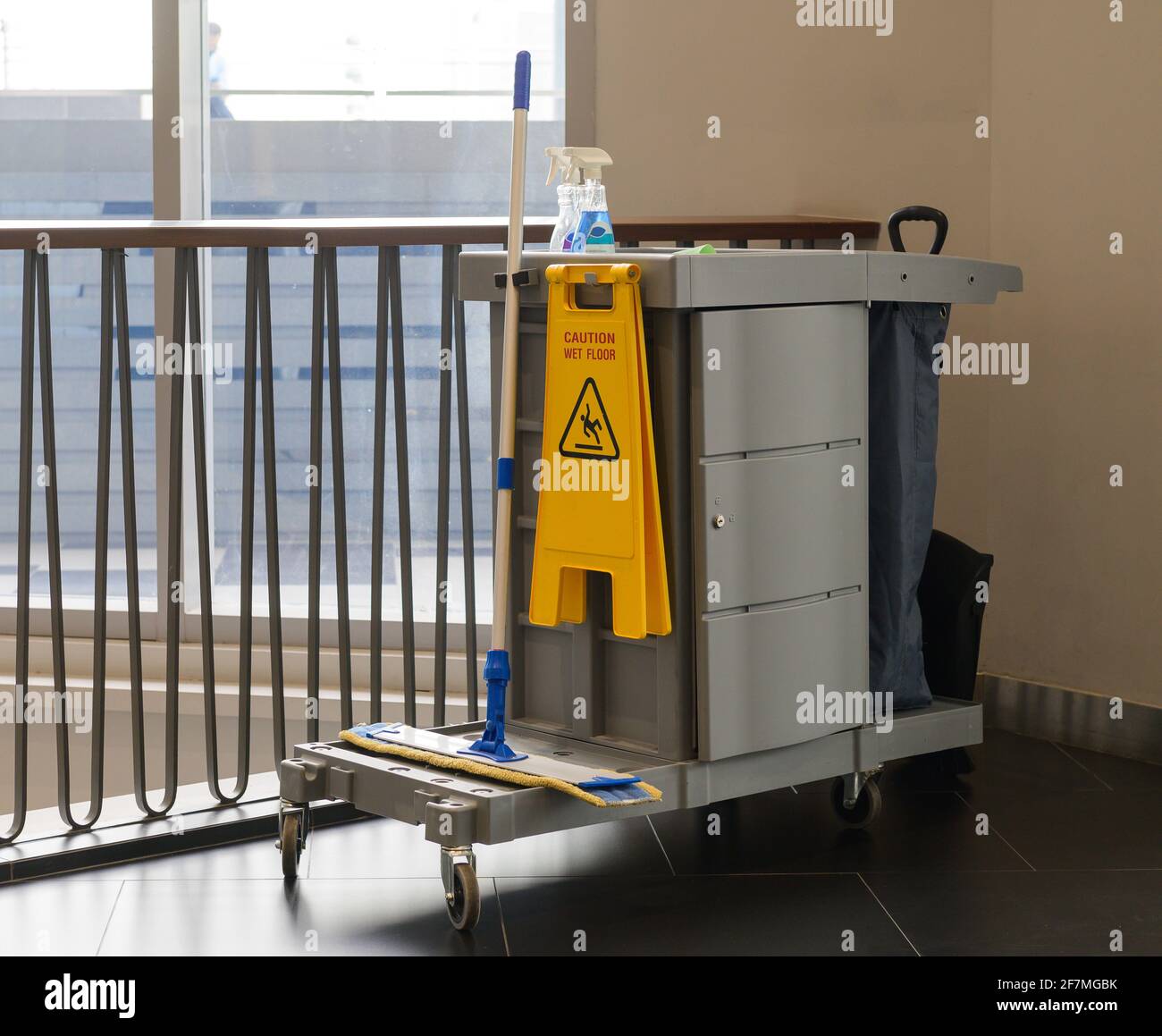 Attrezzatura di pulizia commerciale con carrello attrezzi Foto Stock