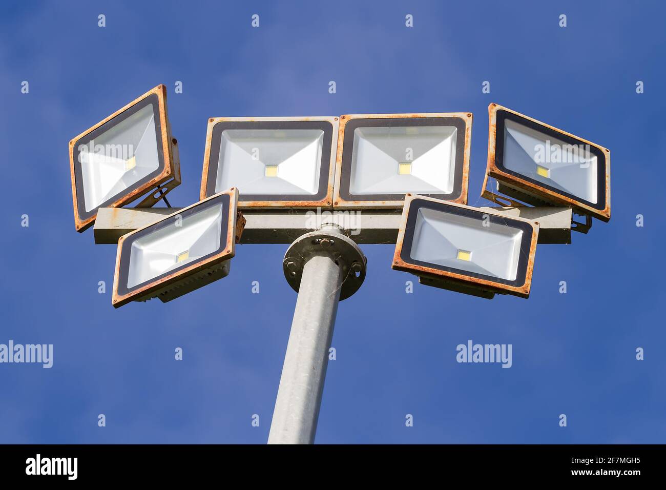 Elettricità e illuminazione. Proiettori a LED su un pilone di illuminazione. Foto Stock