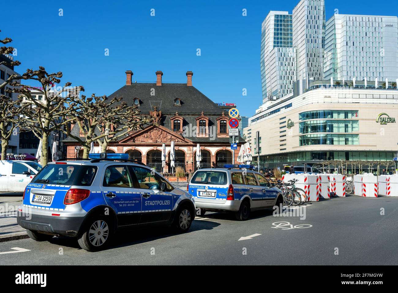 Polizia cittadina nel centro di Francoforte sul meno, vicino al Zeil. A causa della pandemia di Corona, la polizia ha aumentato la sua presenza in città. Foto Stock