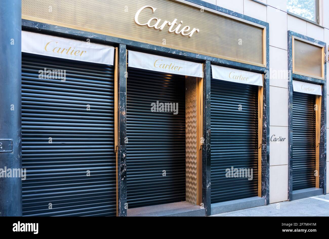 Il negozio Cartier di Francoforte è chiuso a causa di Corona. Cartier è un rivenditore esclusivo di gioielli, regali e orologi di lusso nel design classico. Foto Stock