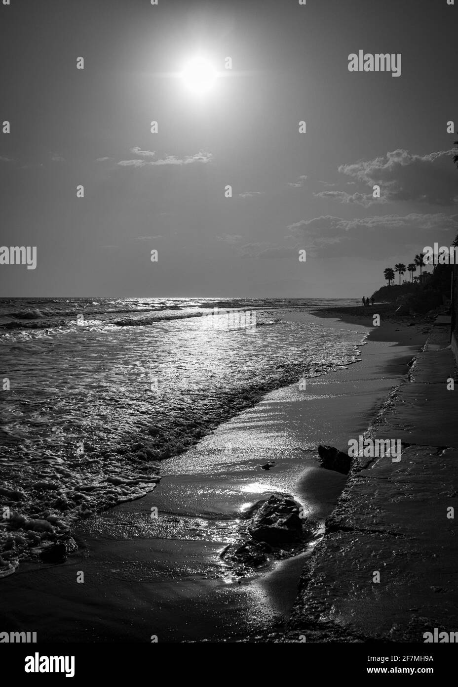 Tramonto sulla riva della spiaggia Foto Stock