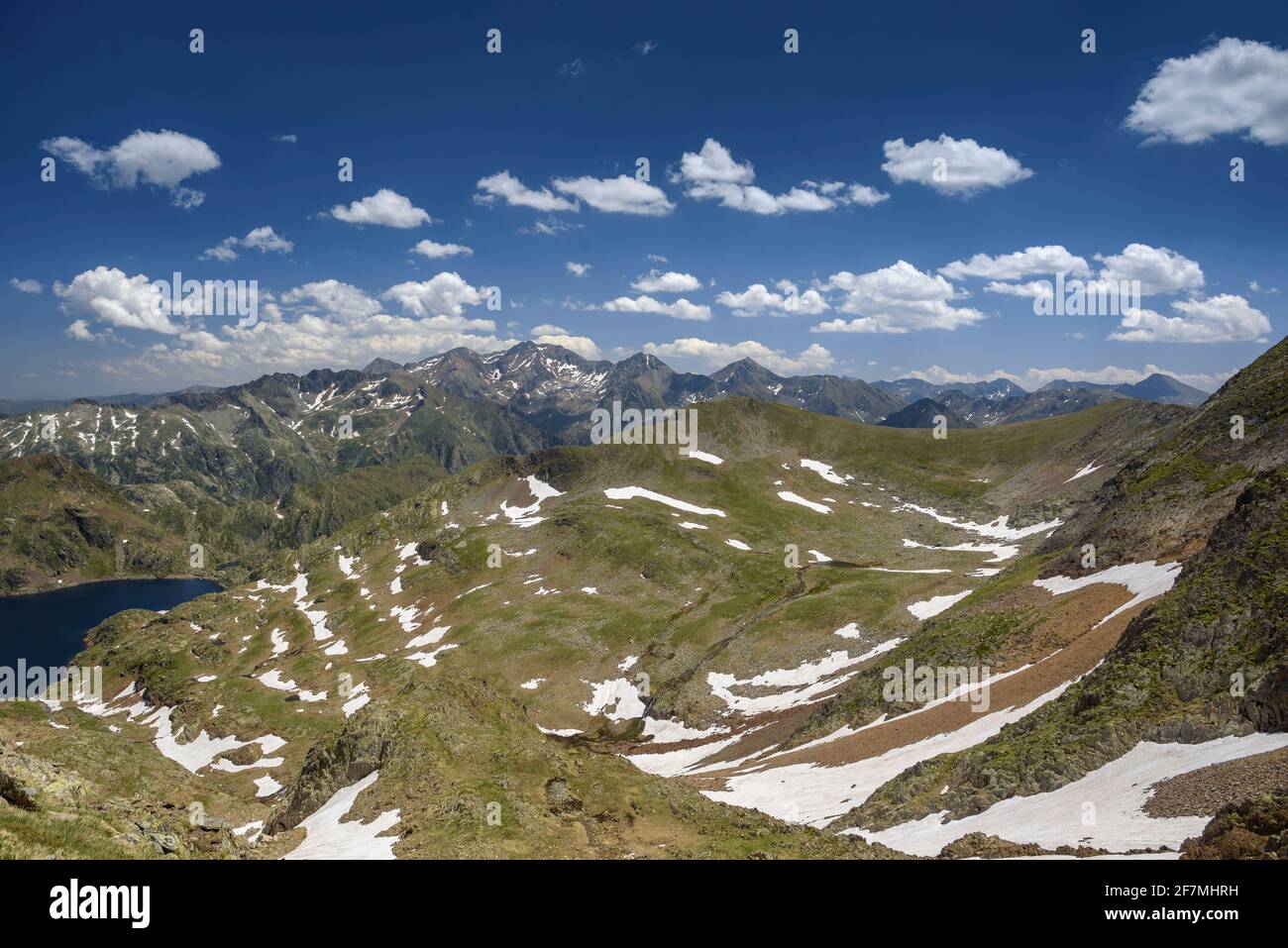 Circo Certascan visto da vicino al passo Certascan in estate (Alt Pirineu Parco Naturale, Catalogna, Spagna, Pirenei) ESP: Circo de Certascan en verano Foto Stock