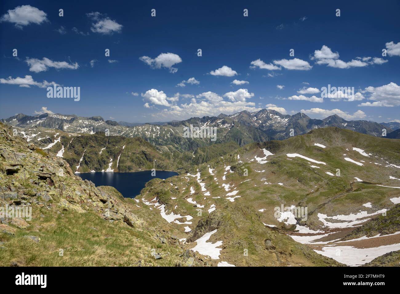 Circo Certascan visto da vicino al passo Certascan in estate (Alt Pirineu Parco Naturale, Catalogna, Spagna, Pirenei) ESP: Circo de Certascan en verano Foto Stock