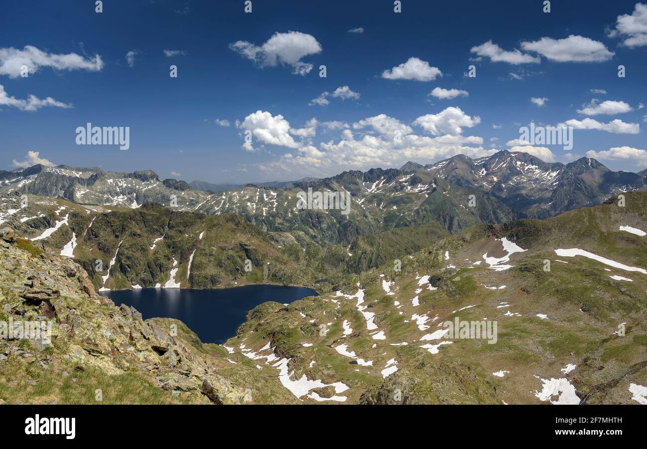 Circo Certascan visto da vicino al passo Certascan in estate (Alt Pirineu Parco Naturale, Catalogna, Spagna, Pirenei) ESP: Circo de Certascan en verano Foto Stock