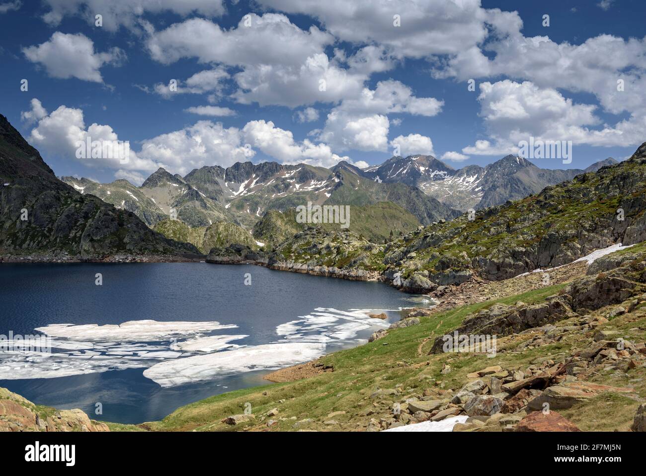 Lago di Certascan, nei Pirenei catalani in estate. Sullo sfondo, il massiccio della Pica d'Estats (Parco Naturale Alt Pirineu, Catalogna, Spagna, Pirenei) Foto Stock