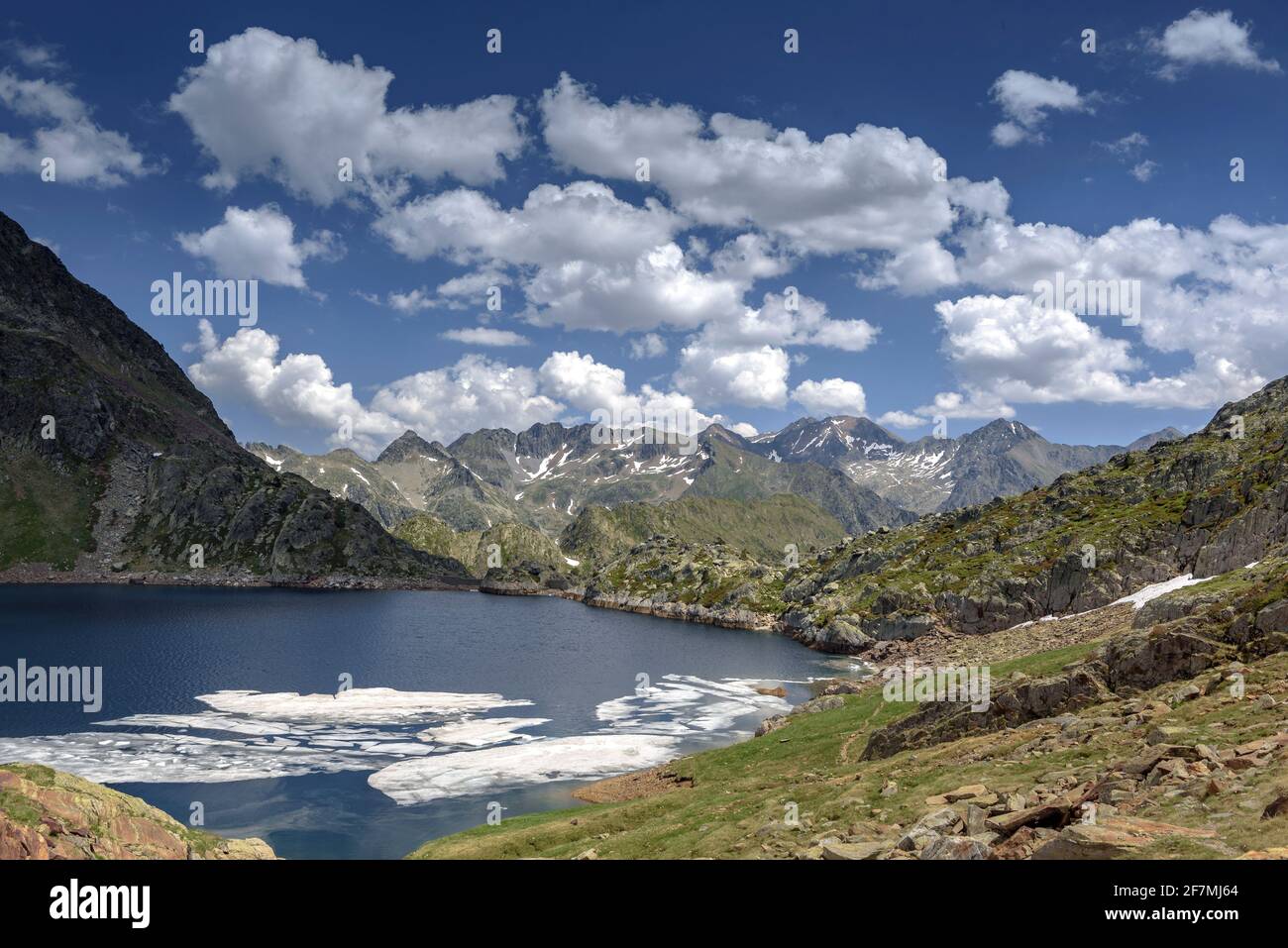 Lago di Certascan, nei Pirenei catalani in estate. Sullo sfondo, il massiccio della Pica d'Estats (Parco Naturale Alt Pirineu, Catalogna, Spagna, Pirenei) Foto Stock