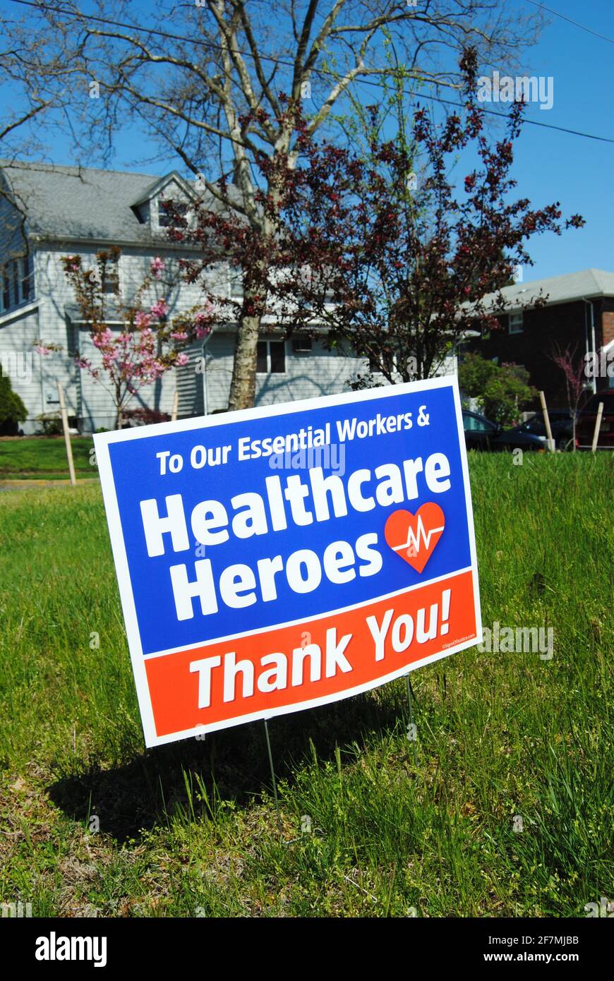 Rutherford, New Jersey / USA - Aprile 15 2020: Segno di ringraziamento per gli eroi sanitari e gli operatori essenziali durante il coronavirus, COVID-19, pandemia. Foto Stock