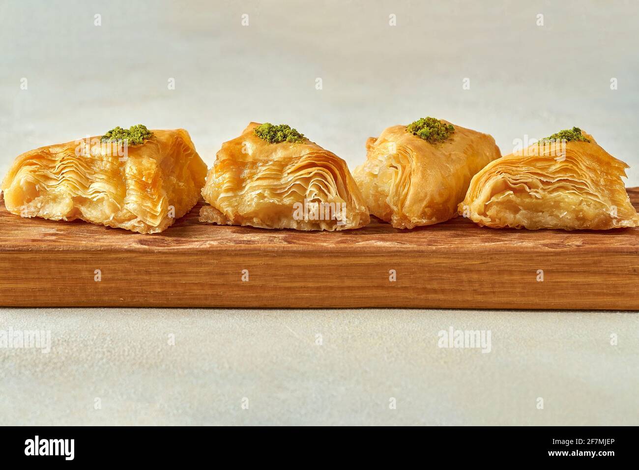 Dolci arabici dessert baklava, kunafa, kadayif con pistacchio e formaggio. Primo piano Foto Stock